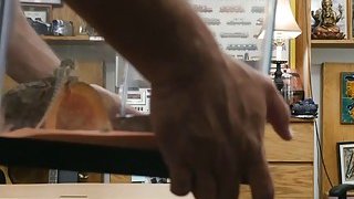 大陸AV劇情檔：外送家政少婦穿性感黑絲女僕情趣客廳打炮